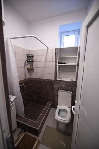 Хостелы Hostel Evropa Никшич Кровать в общем 6-местном номере-2