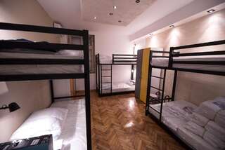 Хостелы Hostel Evropa Никшич Кровать в общем 6-местном номере-3